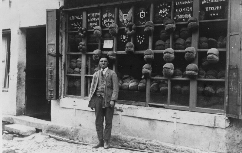 Пекарня в Стамбуле с вывесками на армянском, ладинском (на иврите), английском, турецком (на османском алфавите), греческом и русском, около 1920 г.
