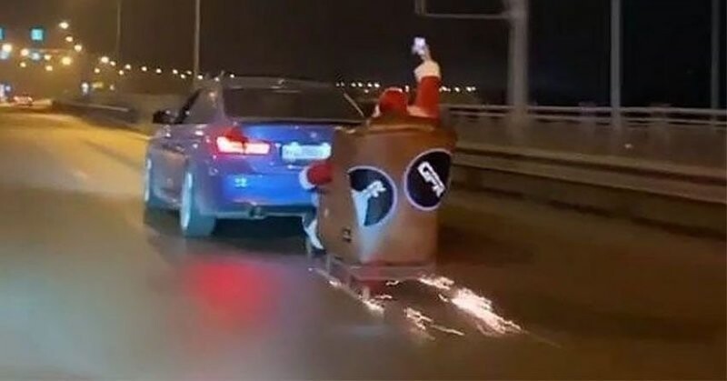 Санта-Клаус с оленем: автомобилист получил штраф за то, что катал ряженого человека в санях