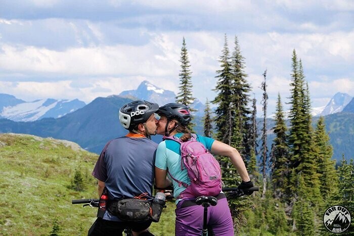 Супруги обожают кататься на велосипедах и лыжах 