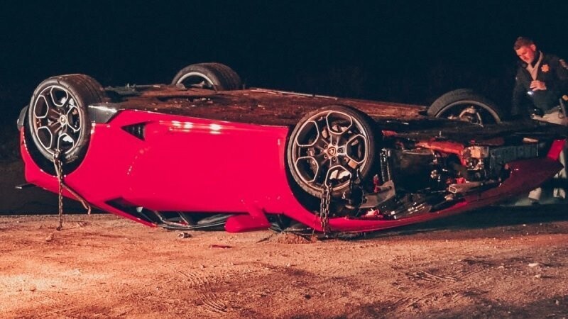 Водитель бросил перевернутый после ДТП Lamborghini Huracan прямо на шоссе и исчез
