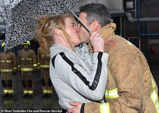 Пламенная любовь: пожарный сделал своей девушке предложение при полном параде