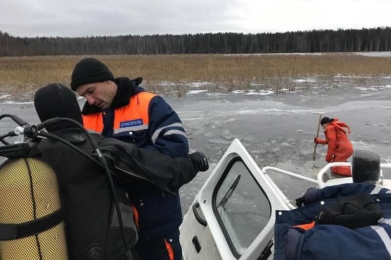 Отец и сын провалились под лед и утонули в Вологодской области