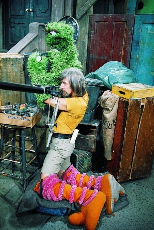 Кукловод Кэролл Спинни, озвучивавший двух главных маппетов «Улицы Сезам», управляет Оскаром, в то время как на его ногах надета часть костюма Большой Птицы.