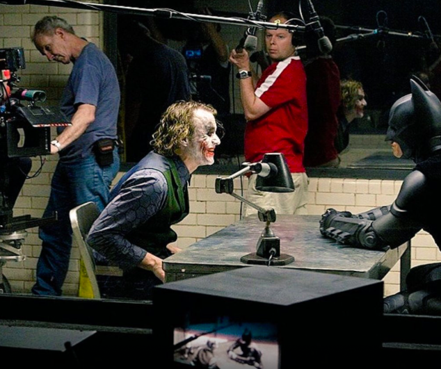 Так выглядела сцена допроса между Бэтменом и Джокером Хита Леджера до того, как из нее «повырезали» членов съемочной группы.