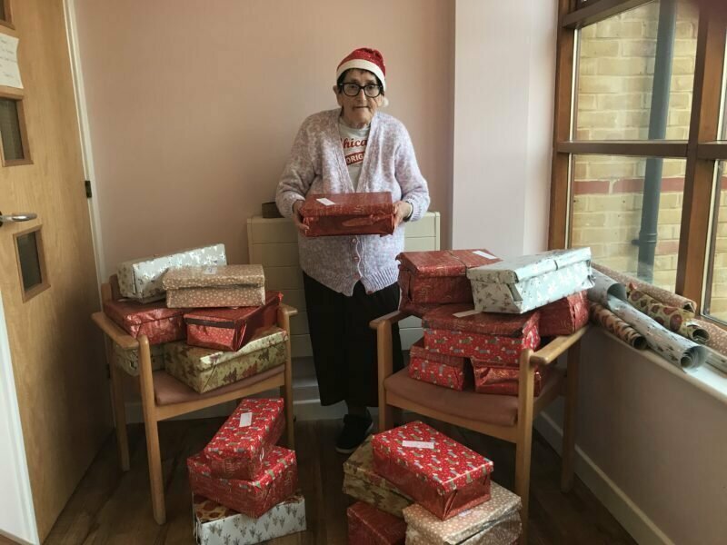 Эта бабушка наполнила более 500 обувных коробок новогодними подарками для бедных
