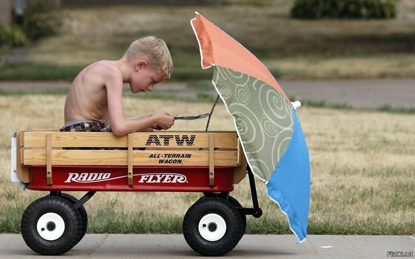 9-летний Эван Уэбер (Evan Weber) ремонтирует свой самодельный «парусник» в ож...