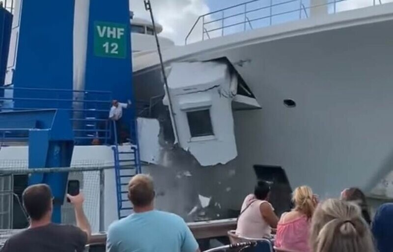 Бывшая яхта Абрамовича снесла будку смотрителя моста на Карибах