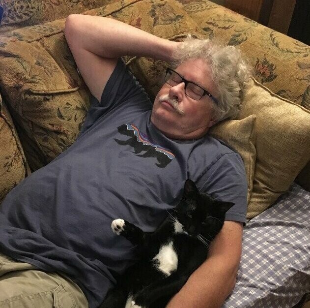 9. "Мой отец с котом, которого он не хотел заводить"