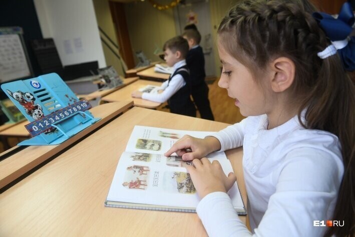 «Сталинские учебники — золотой стандарт»: репортаж из екатеринбургской школы, где учат как в СССР