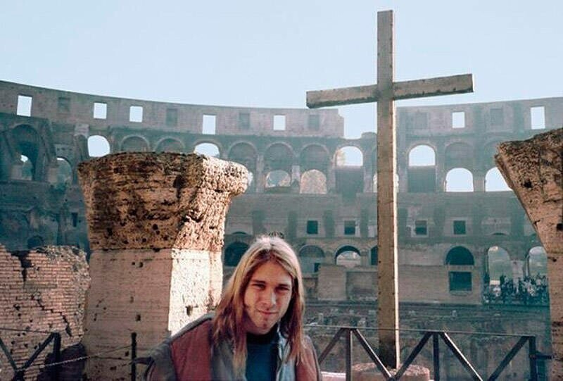 22-летний Курт Кобейн на фоне Коллизея в Риме в 1989-м году