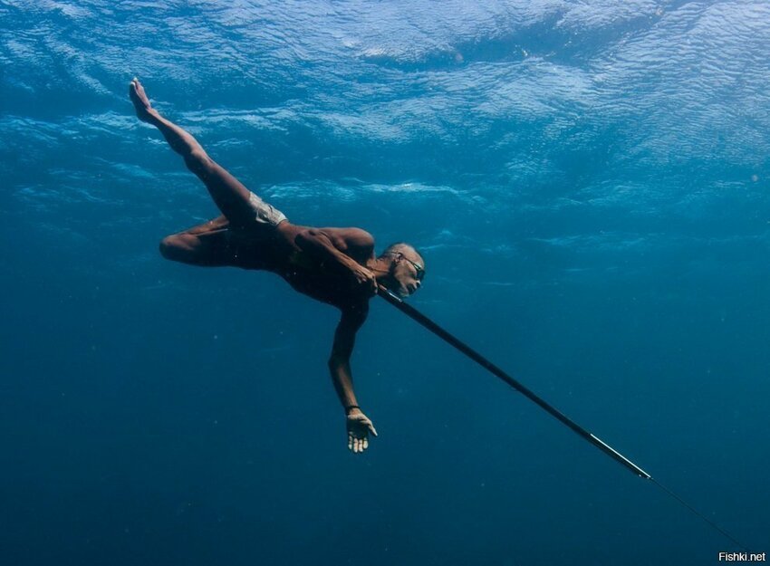 80-летний тихоокеанский рыбак с копьем