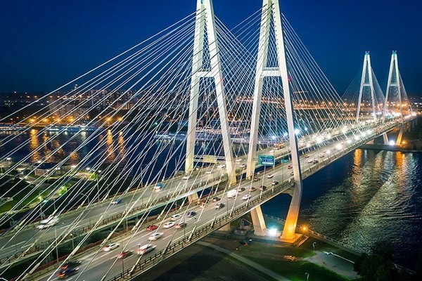 Большой Обуховский мост в Санкт-Петербурге через Неву протяжённостью 2884 м (открыт в 2007 г.)