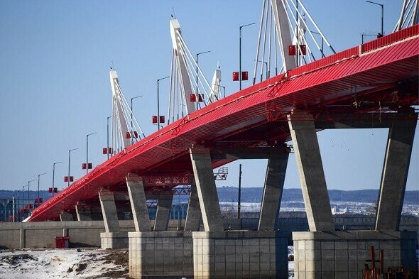 Мост между Благовещенском и Хэйхэ 1,08 км, Общая протяженность мостового перехода — чуть больше 20 км из которых 13 км Российские. В эксплуатацию мост будет введен весной 2020 года.  