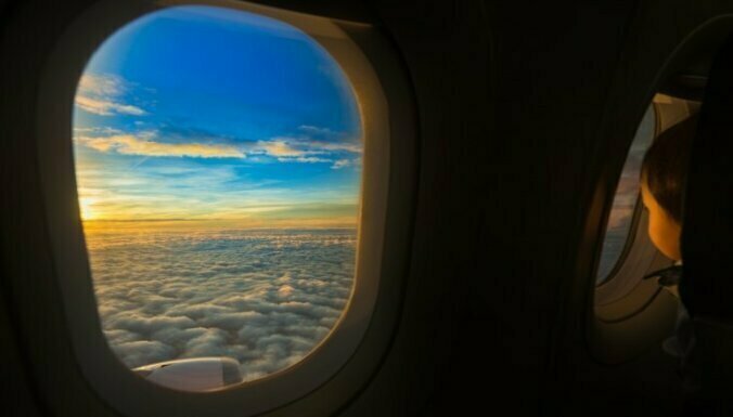 Реально ли открыть дверь в салоне самолета в воздухе и что после этого случится?