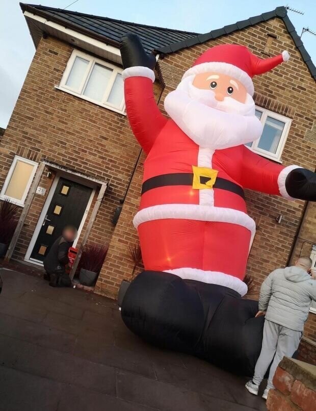 Мужчина случайно заказал 7-метрового надувного Санта-Клауса