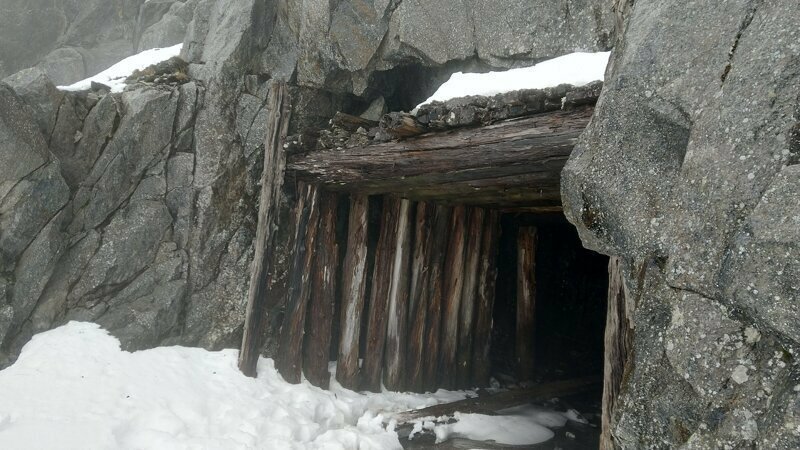 Заброшенный ловчорритовый рудник в Хибинах.