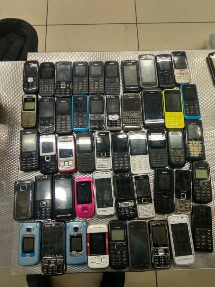 136 устаревших мобильных телефонов изъято у женщины в аэропорту Екатеринбурга