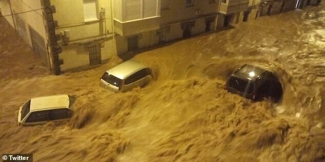 Наводнение в Испании смывает автомобили