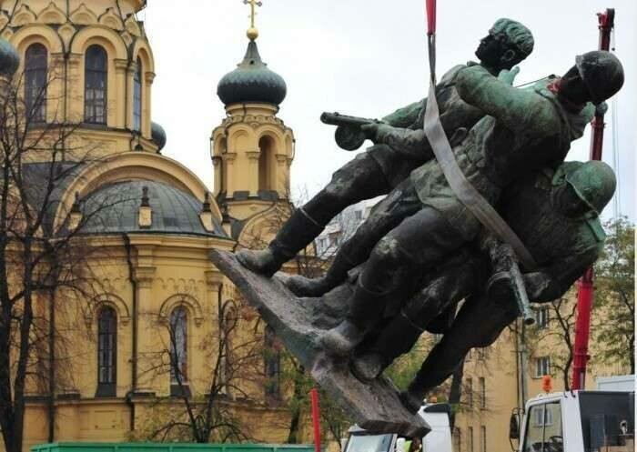 Поляки разработали план по сносу памятников - демонтажу подлежат более 500 памятников, установленных в знак благодарности СССР, освободившему страну от фашистского ига. Большая их часть была построена Красной армией