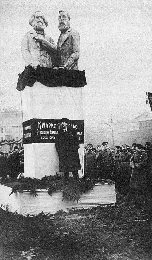 Справделивости ради - сносили памятники собственного изготовления. Вот памятник Маркусу и Энгельсу, открытый в 1919 году и прозванный "Двое в ванной" или "Холодильник с бородой", был снесен ввиду отсутствия художественной ценности