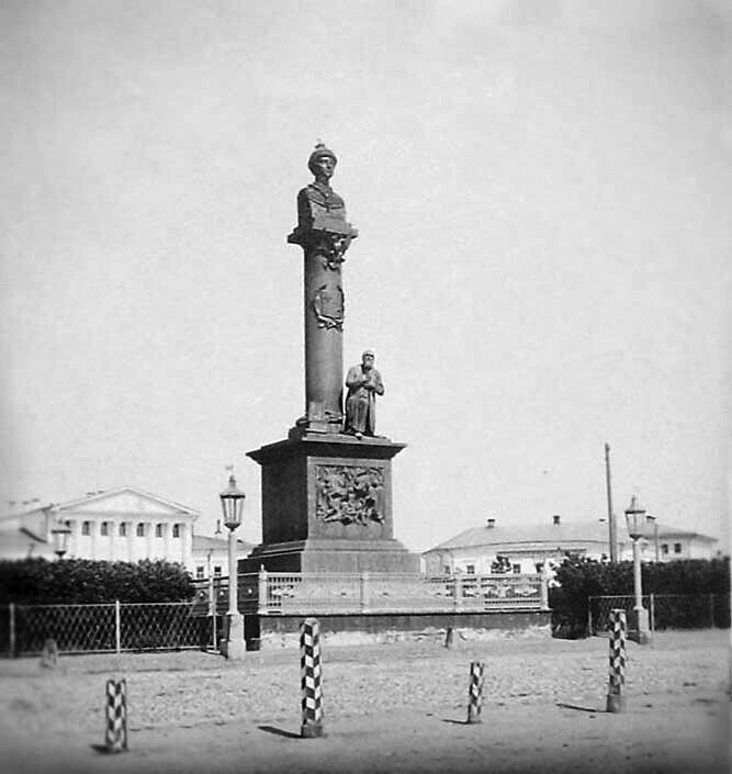В Костроме в начале 1920-х был снесен памятник царю Михаилу Федоровичу и крестьянину Ивану Сусанину, установленный в 1851 году. 10 лет его постамент использовался в качестве трибуны, полностью снос был завершен лишь в 30-х годах