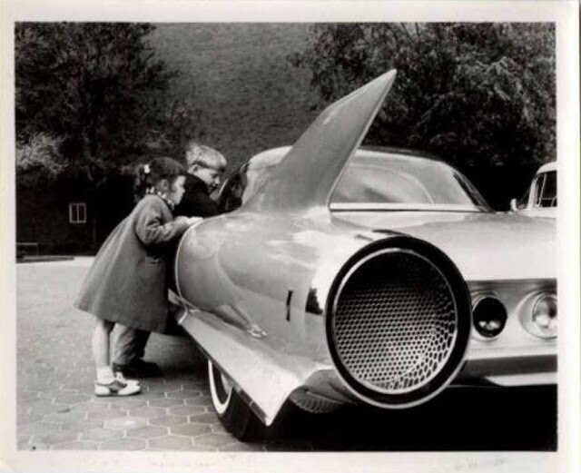 Концепт 1959 года Cadillac Cyclone: дань моде на реактивные самолеты и аэродинамику