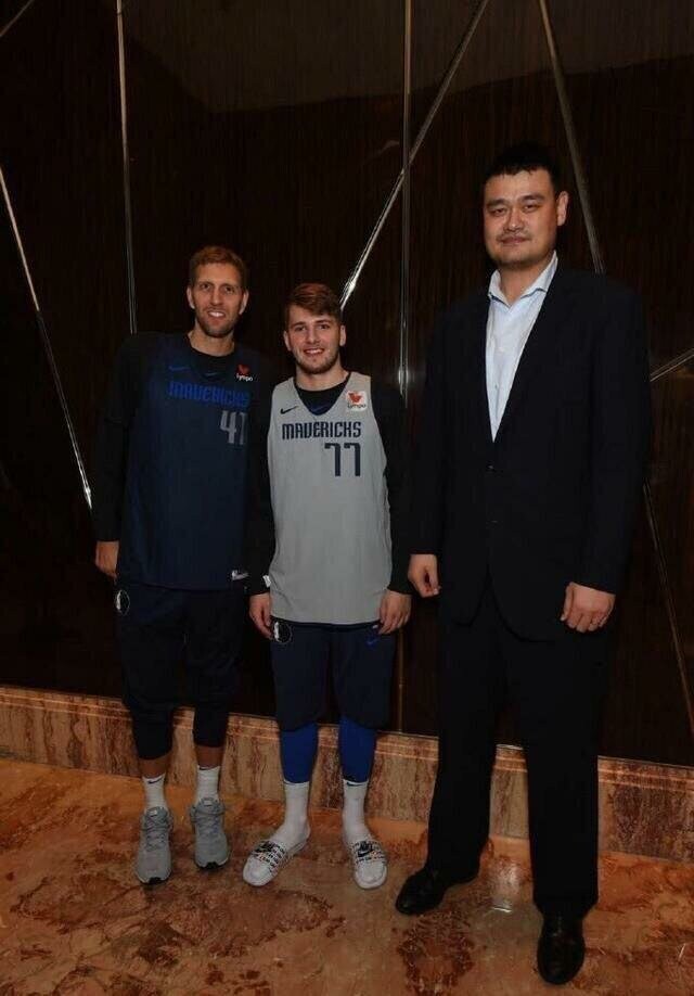 А вот баскетболисты,  типа тех, что стояли рядом с Горой, теперь стоят рядом с Яо Мином