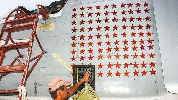 Каждая звезда на самолете, несущем боевую вахту в Сирии означает 10 боевых вылетов