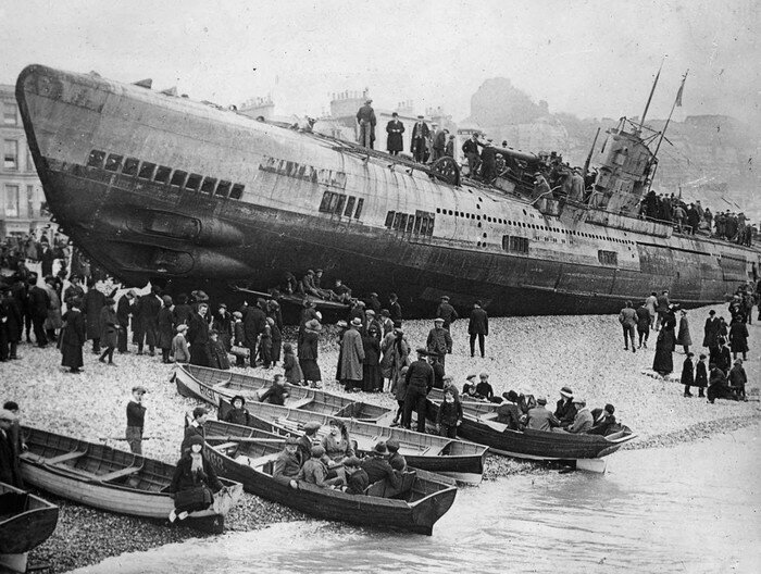 Немецкая субмарина U-118 была передана Франции. 15 апреля 1919 во время буксировки через Ла-Манш обрывается трос. Шторм выносит подводную лодку на пляж возле отеля Queens в городе Хастингс