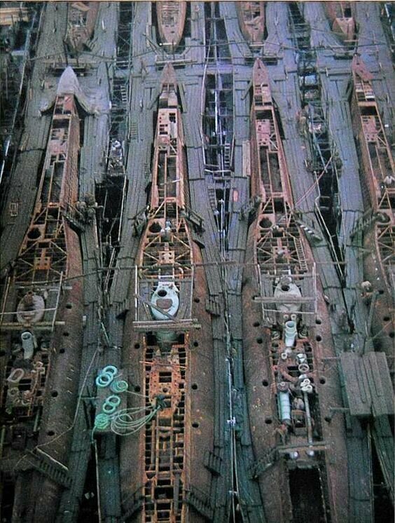 Массовое производство подводных лодок на немецкой верфи, 1943 г.