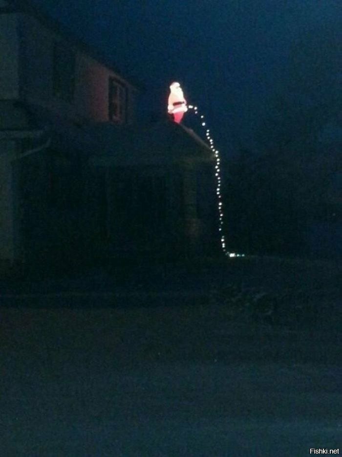 Сосед поставил вот такую новогоднюю декорацию