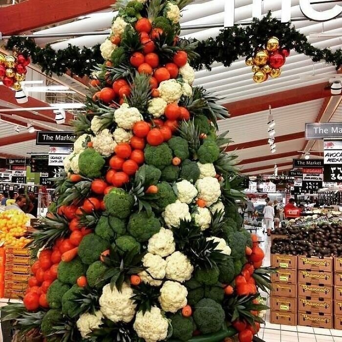 Нестандартная елка в супермаркете