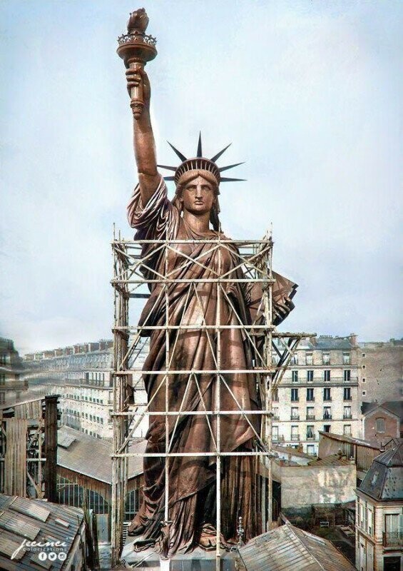 Статуя Свободы в Париже в 1886 году (до транспортировки в Америку).