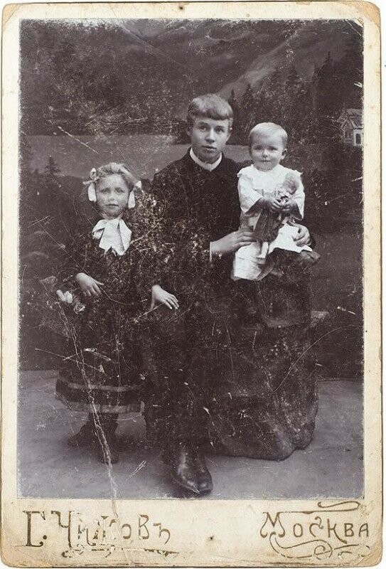 Сергей Есенин с сестрами Катей и Шурой. Фотограф Г. Чижов. - Москва, 1912.