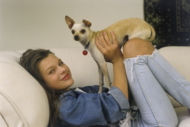 Юная Милла Йовович со своей собакой