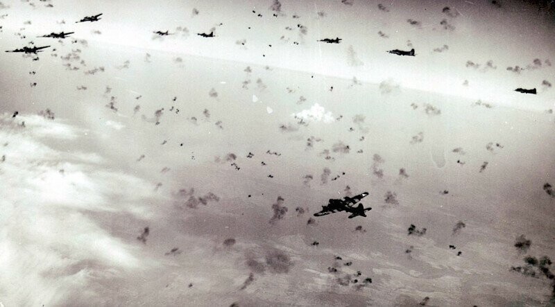 Бомбардировщики Б-17 прорываются через зенитный огонь. 1944 