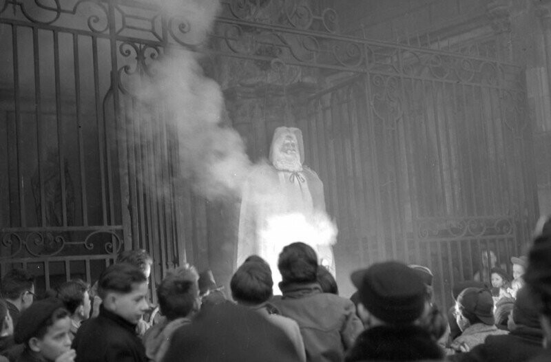Французское католическое духовенство Дижона сожгло чучело Деда Мороза перед детьми города в знак протеста против языческого Рождества. 1951