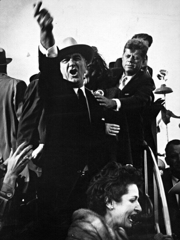 Джон Кеннеди успокаивает разгневанного Линдона Джонсона, 1960 год, Техас