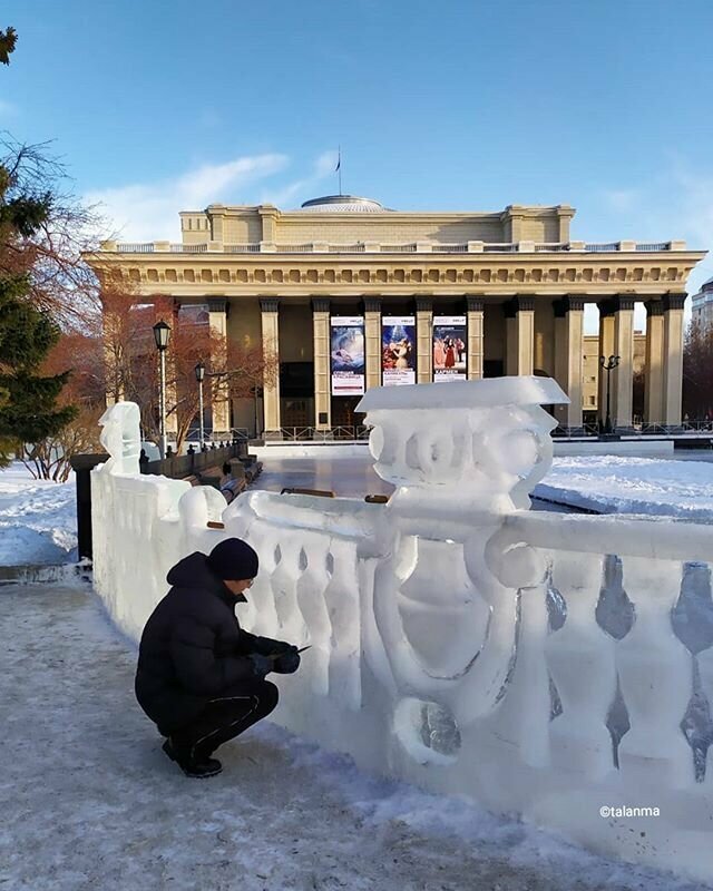 Центр Новосибирска украсили огромным синим пенисом