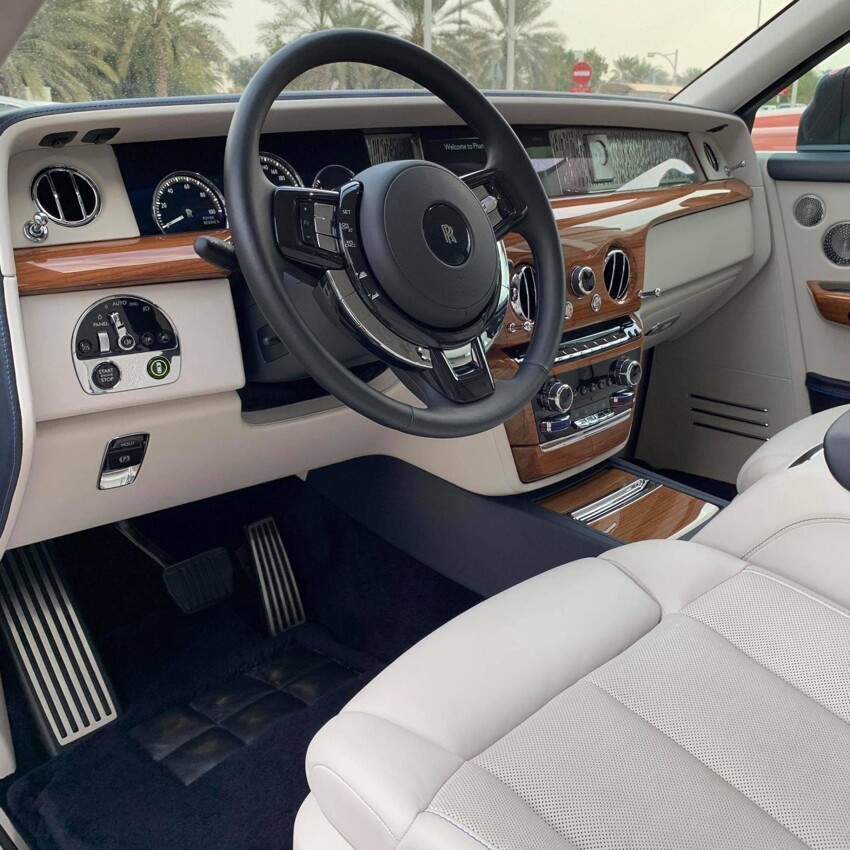 Rolls Royce Phantom 2020 интерьер