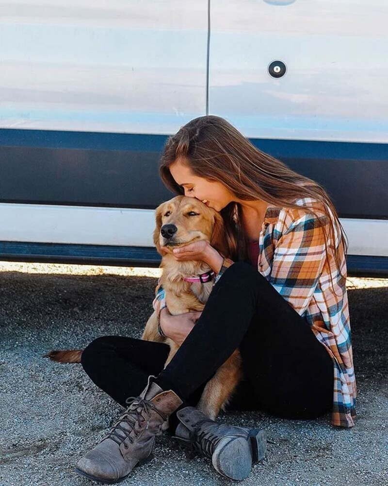 Девушка бросила своего парня,  уволилась с работы и теперь путешествует со своей собакой