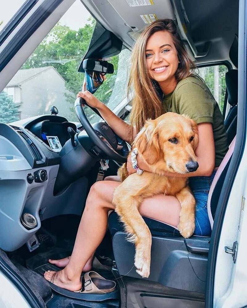 Девушка бросила своего парня,  уволилась с работы и теперь путешествует со своей собакой