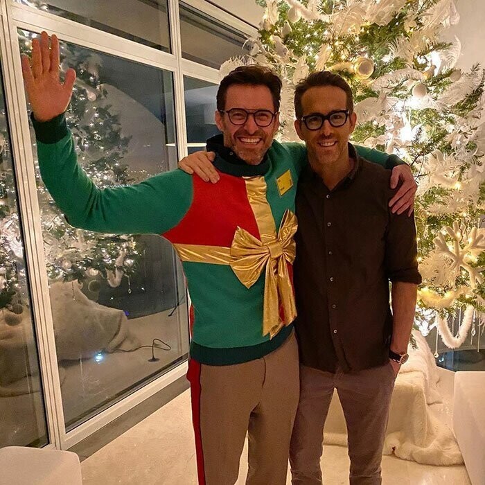 Рождественский свитер Райана Рейнольдса вернулся, чтобы творить добро