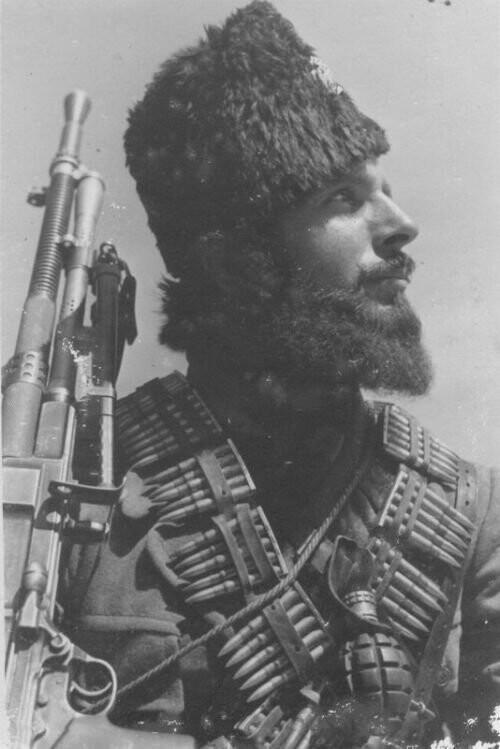 Портрет четника-священника Дуджича (Đujić) с 7,92-мм ручным пулеметом ZB vz. 26, Вторая мировая.