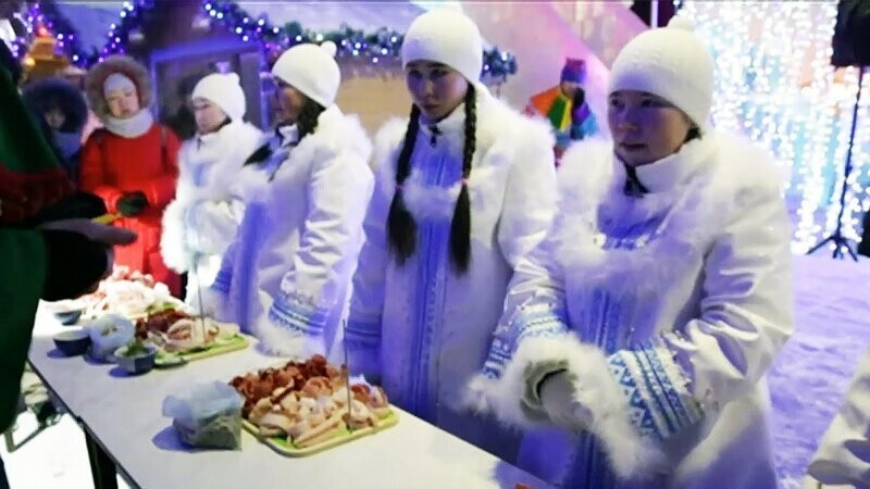 Строганина – одно из любимых блюд на Ямале. Ему заслуженно посвятили даже целый фестиваль. Ненецкая культура самобытна и неповторима, именно с неё и началось знакомство гостей с Ямалом.