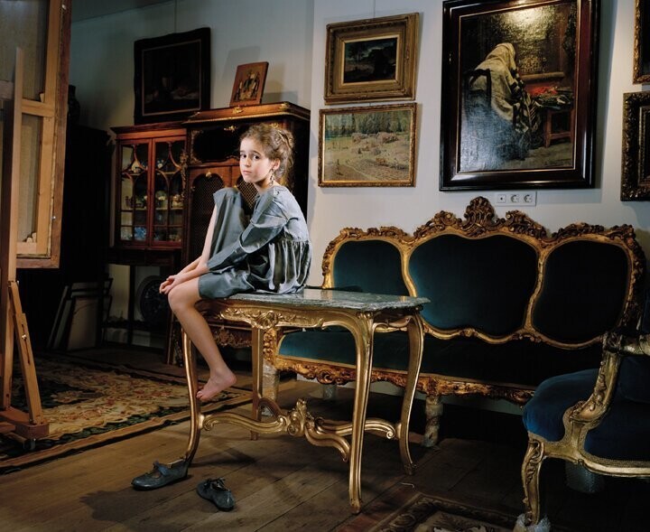 Лиза в антикварном магазине отца, Москва, 2010