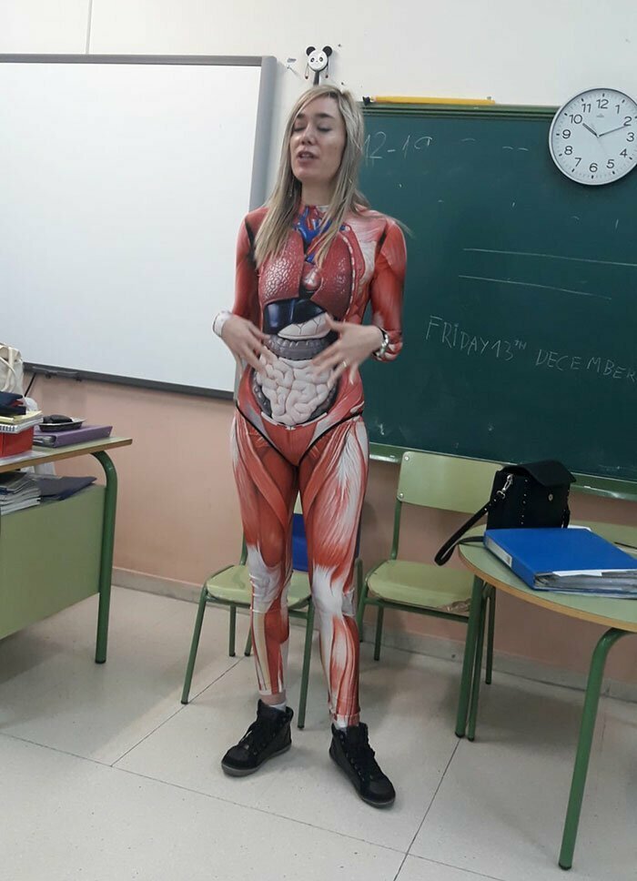 В Испании учительница показала школьникам строение тела человека с помощью купального костюма