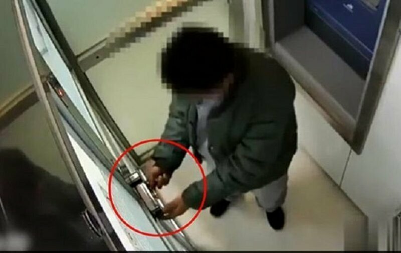 В Китае  мужчина решил ограбить банкомат, но испугался голоса виртуального помощника