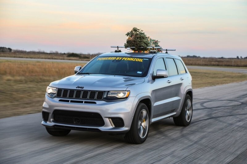 Самая быстрая доставка новогодней елки в мире на крыше Jeep Grand Cherokee