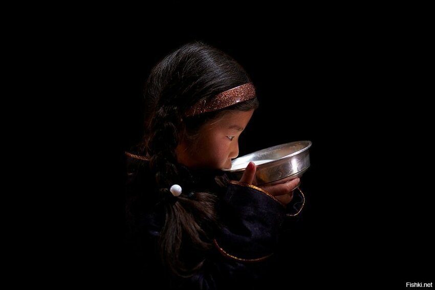 Монгольская девочка пьет айраг — кисломолочный напиток из кобыльего молока